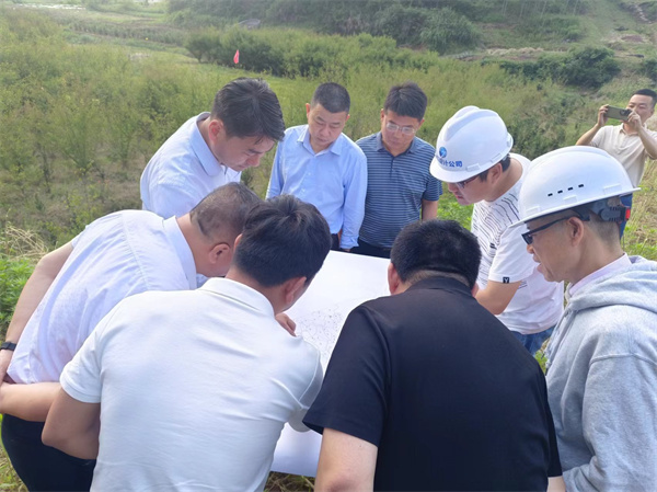 5月15日，張總會程縣長、國土、水利、桂林鎮(zhèn)、徽城鎮(zhèn)主要領(lǐng)導(dǎo)現(xiàn)場查看防洪項目征地重影事宜.jpg