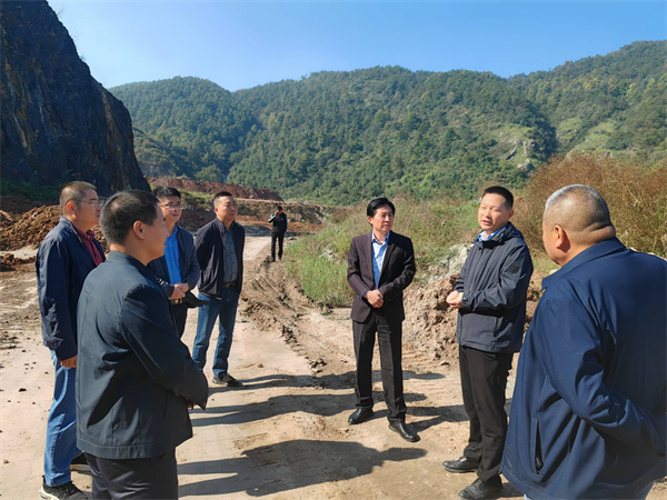 10月23日，張縣長帶隊督查大牛山環(huán)保整治項目。.jpg