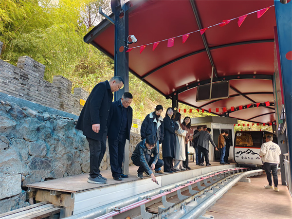 12月9日，縣人大鄭向陽主任，洪董率隊赴象山考察軌道爬山車項目.jpg