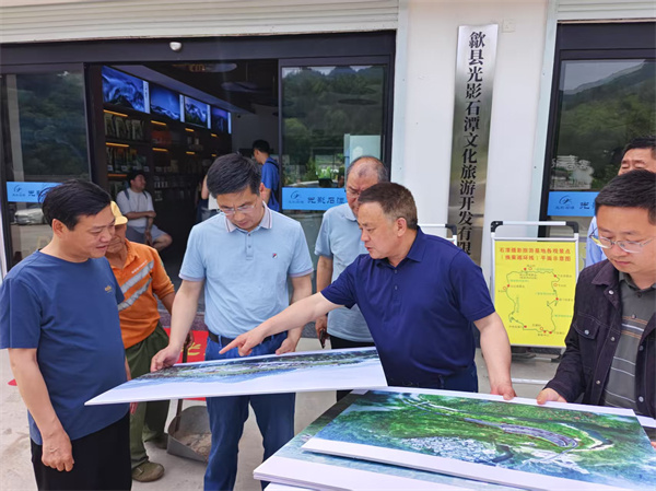 5月4日，洪董陪同王奇勇縣長一行調(diào)研石潭景區(qū)項目.jpg