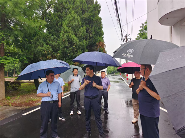 5月22日，洪董陪同王奇勇縣長一行到潭渡中學(xué)調(diào)研.jpg