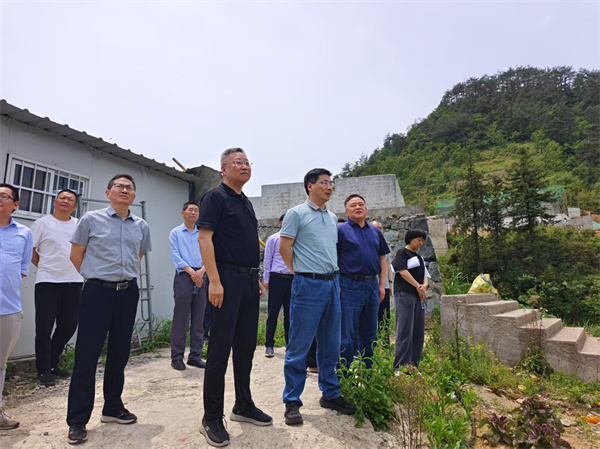 5月4日，洪董陪同王奇勇縣長一行調(diào)研湖田山景區(qū)項目.jpg