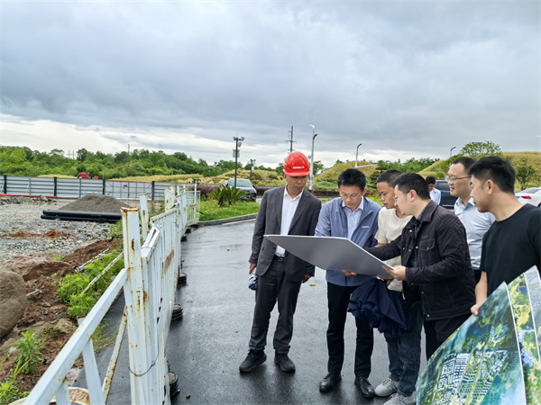 5月9日，常務(wù)副縣長(zhǎng)戴維調(diào)研富豐新城片區(qū)項(xiàng)目，潘總、余總陪同1.jpg