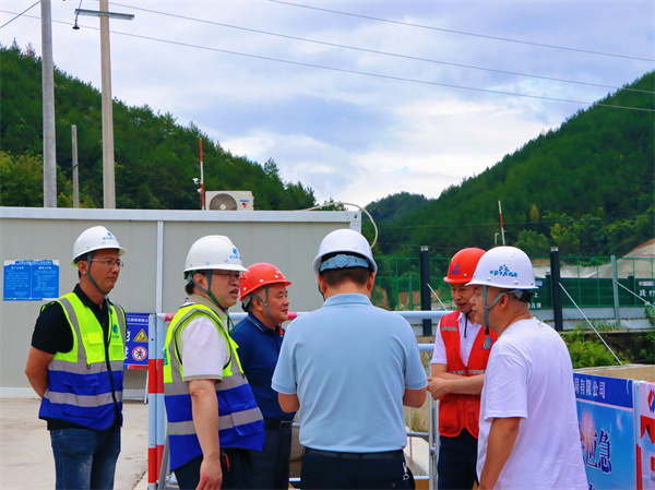 7月28日，洪董帶隊赴新安江防洪工程、新徽商創(chuàng)業(yè)基地開展“高溫送清涼”活動并進行安全生產(chǎn)專項檢查1。.jpg