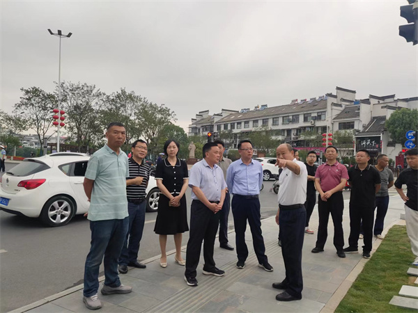 6月5日，洪董陪同汪凱書記一行調(diào)研古城公園提升改造項目.jpg